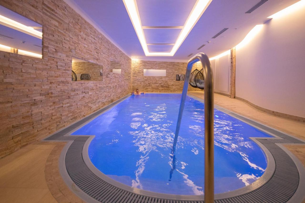 Hotel Albona Nova Zuers Екстер'єр фото